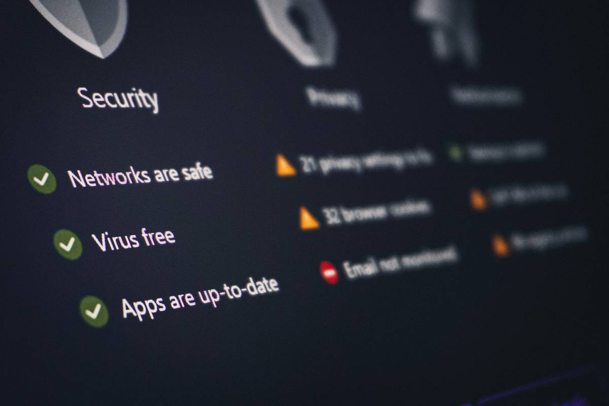 Dashboard interface showing real-time theft fraud monitor alerts with red 'suspicious activity' flags and insurance policy verification status